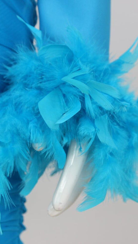 ABITO PLISSETTATO CON CAMICIA DI PIUME E SPALLE SCOLLATE IN BLU