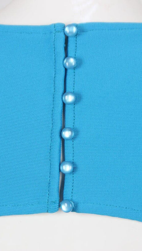 ABITO PLISSETTATO CON CAMICIA DI PIUME E SPALLE SCOLLATE IN BLU