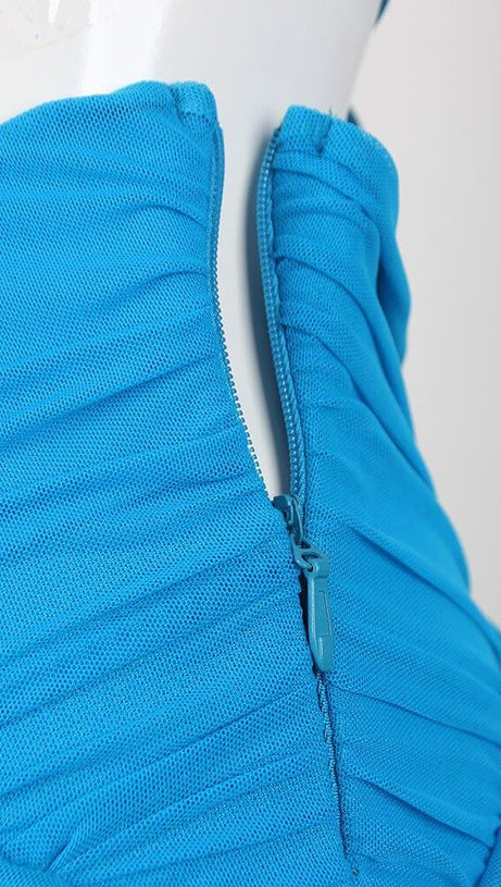 ABITO PLISSETTATO CON CAMICIA DI PIUME E SPALLE SCOLLATE IN BLU