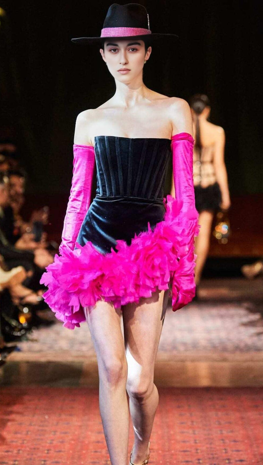 MINIABITO CON CORSETTO DI PIUME NERO