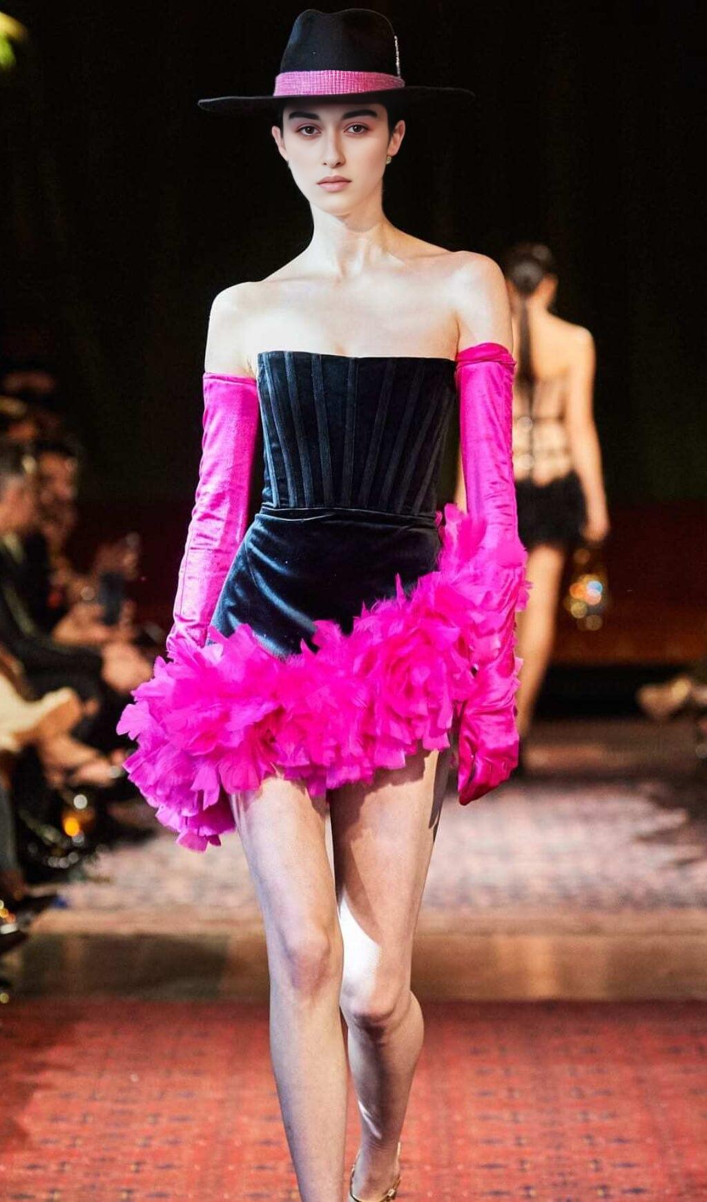 MINIABITO CON CORSETTO DI PIUME NERO