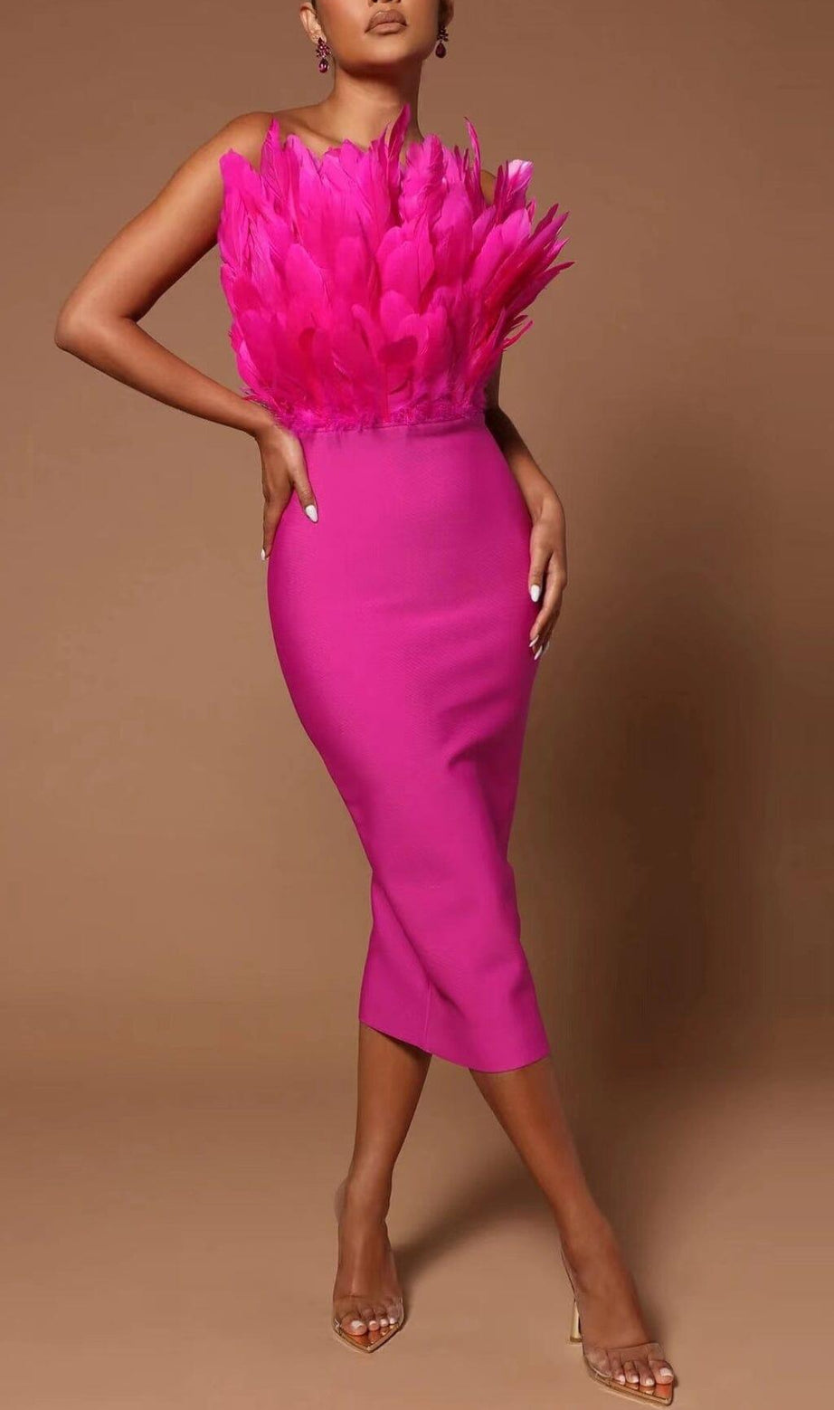 ÄRMELLOSES, RÜCKENFREIES, FEDERVERZIERTES, SCHLANKES MIDIKLEID IN PINK