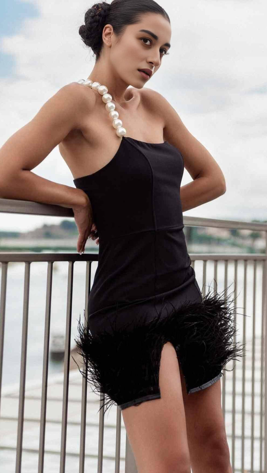 BANDAGE FEATHER PEARL MINI DRESS IN BLACK