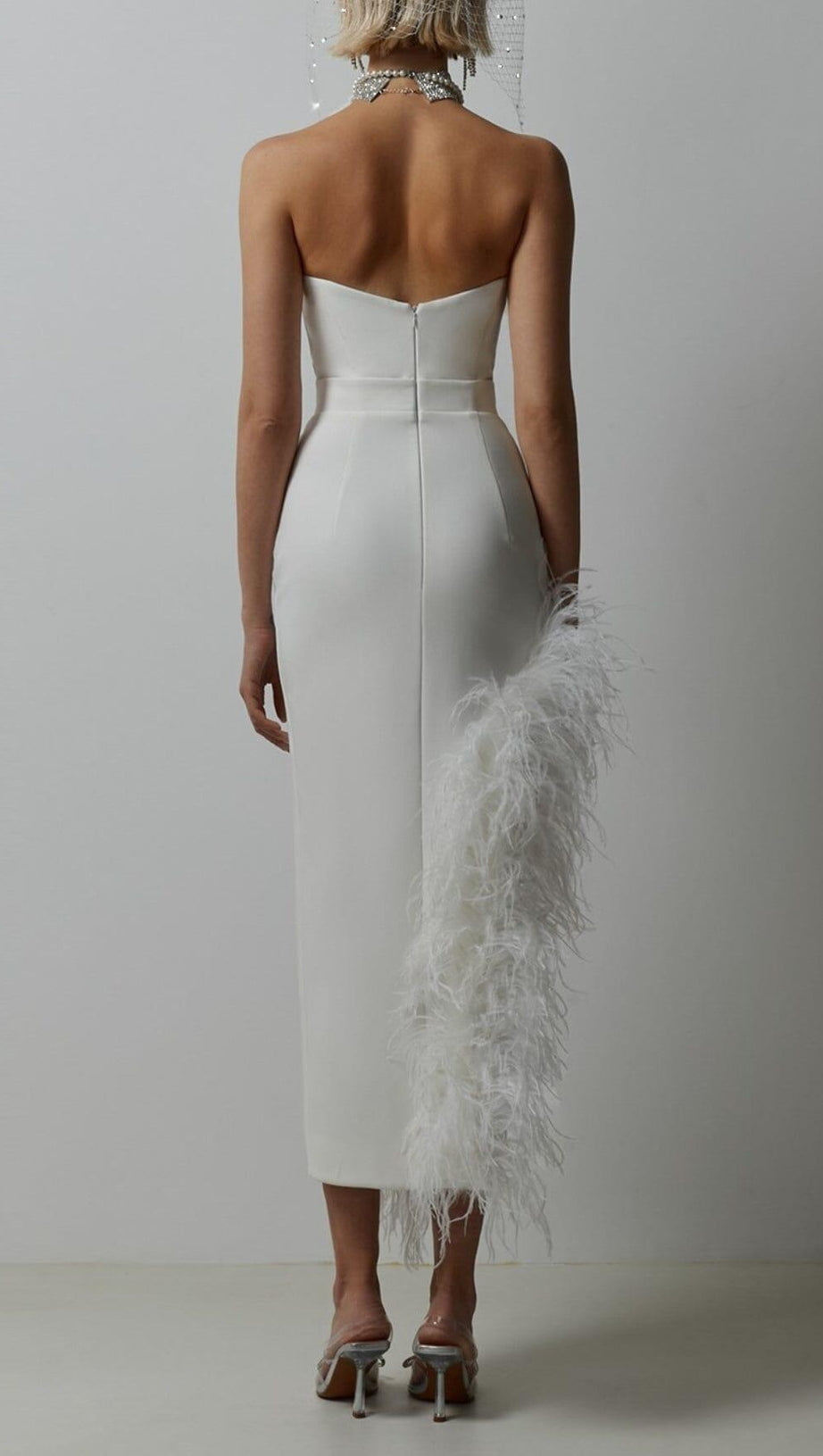 ABITO MIDI SENZA SPALLINE CON PIUME IN BIANCO