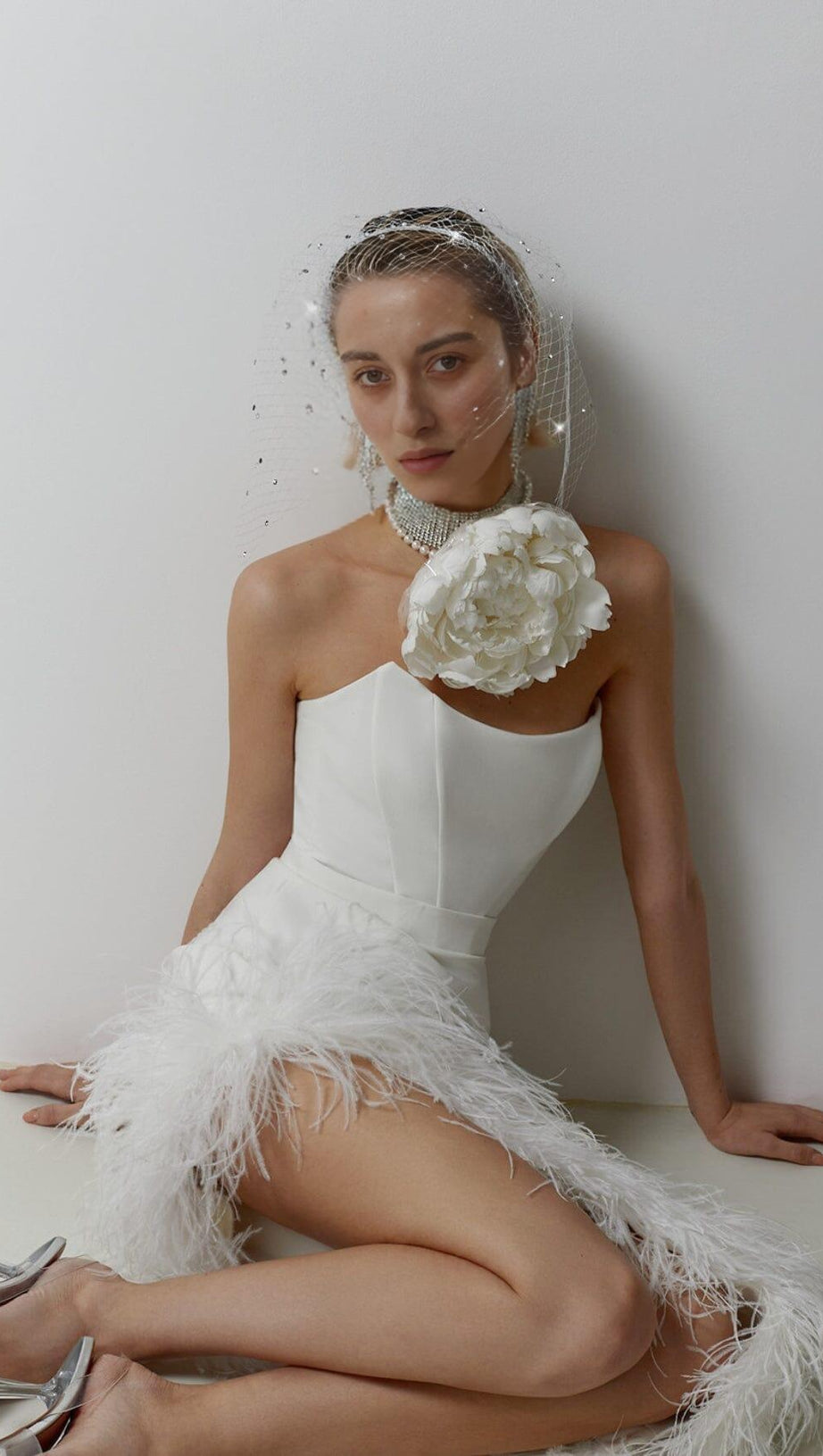 ABITO MIDI SENZA SPALLINE CON PIUME IN BIANCO