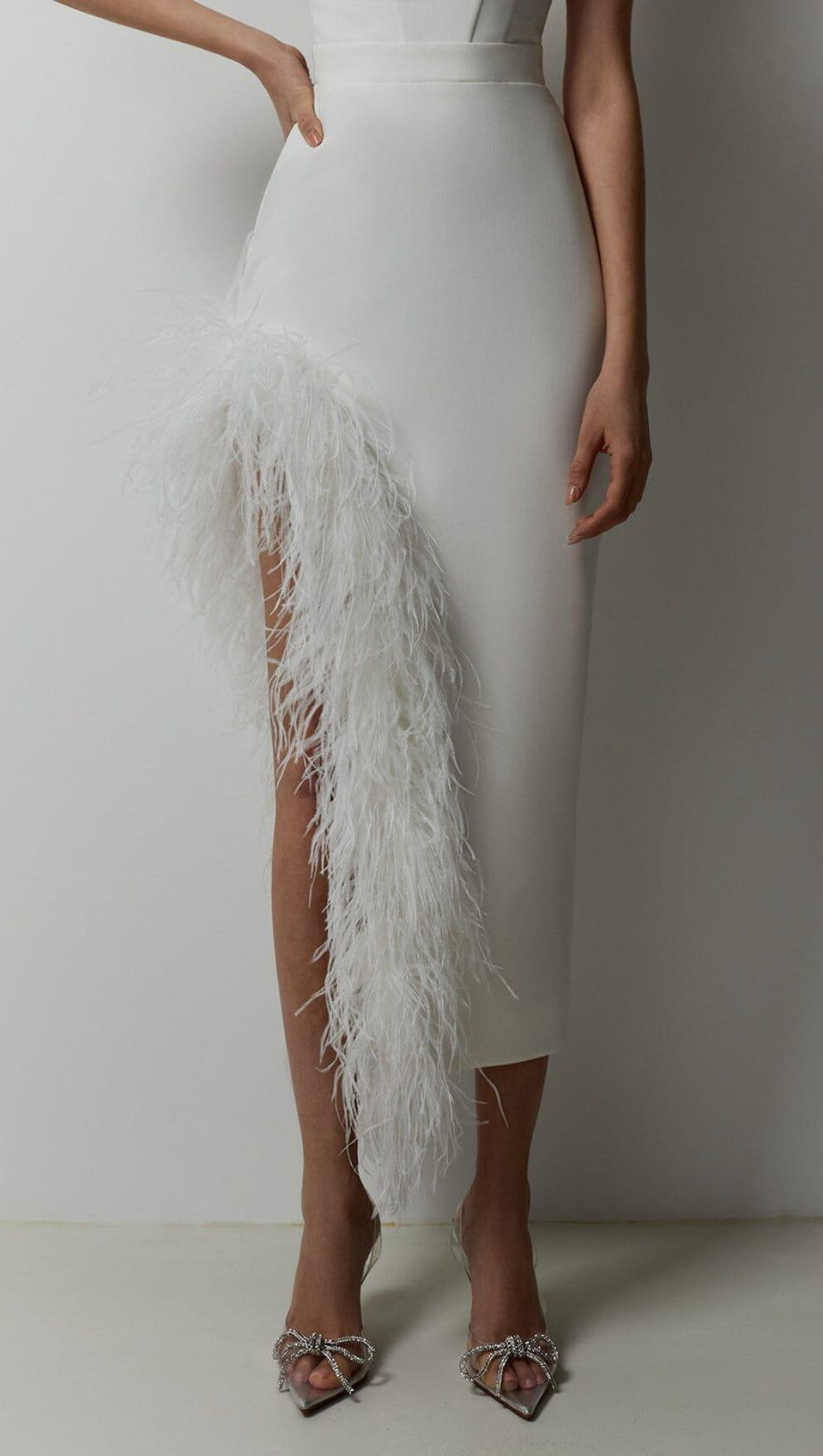 ABITO MIDI SENZA SPALLINE CON PIUME IN BIANCO