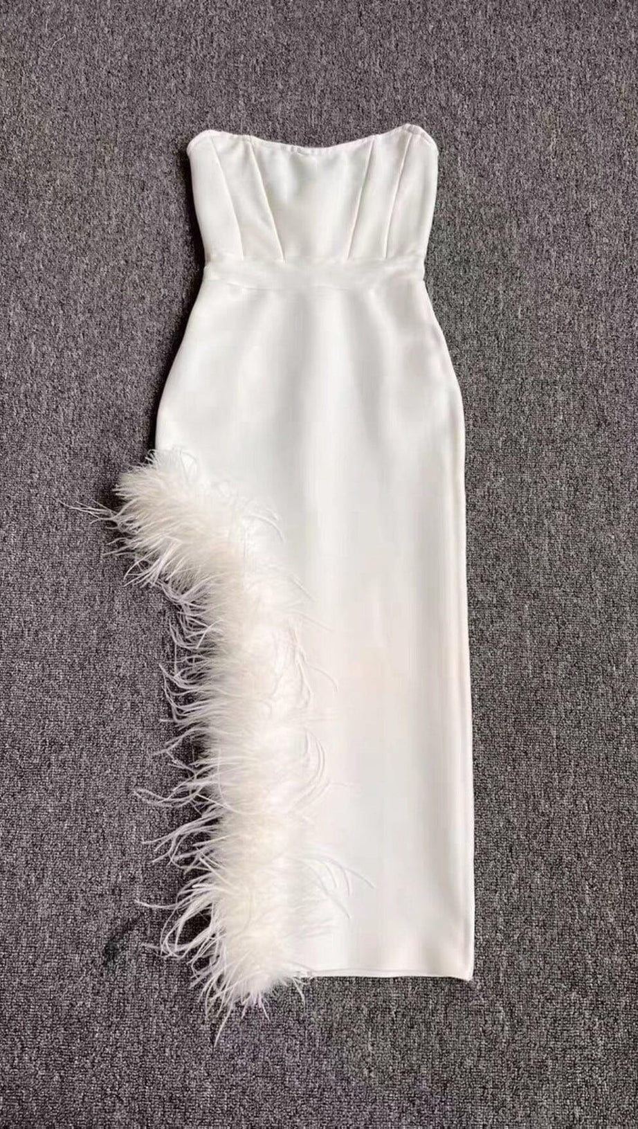 ABITO MIDI SENZA SPALLINE CON PIUME IN BIANCO