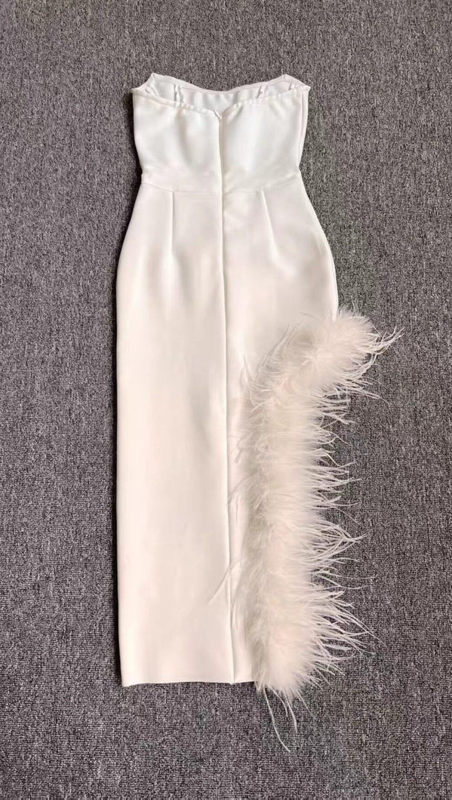 ABITO MIDI SENZA SPALLINE CON PIUME IN BIANCO