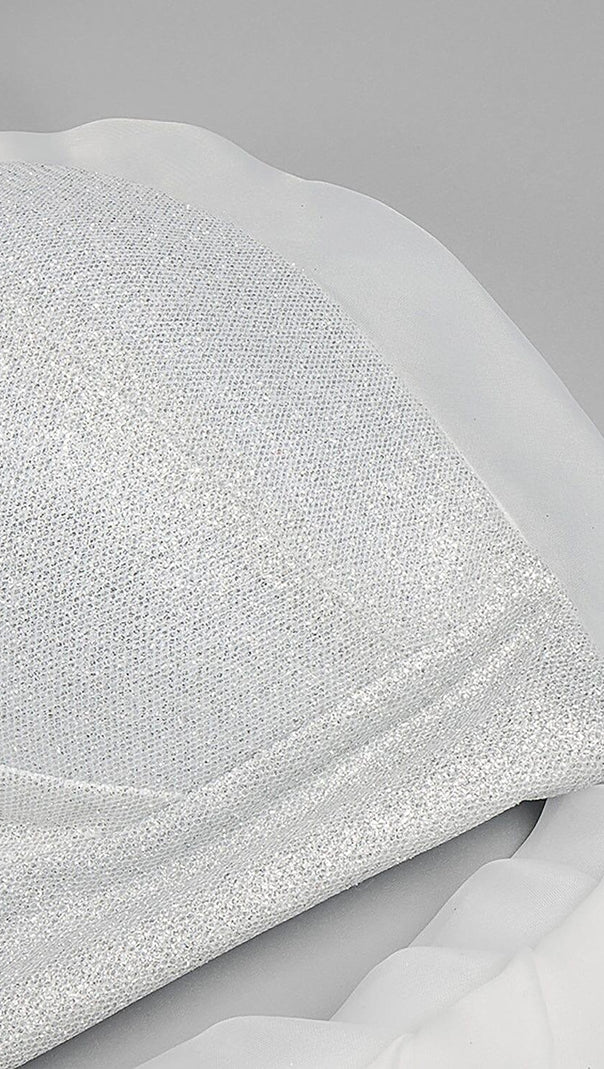 TRÄGERLOSES BRAUTKLEID MIT PUFFÄRMELN UND GLANZ
