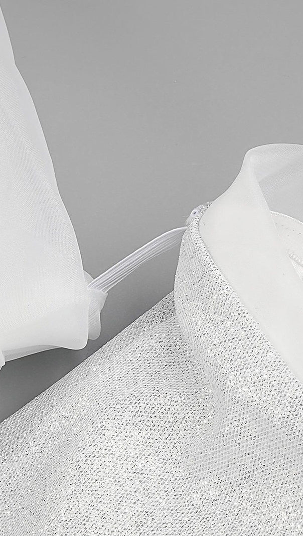 TRÄGERLOSES BRAUTKLEID MIT PUFFÄRMELN UND GLANZ