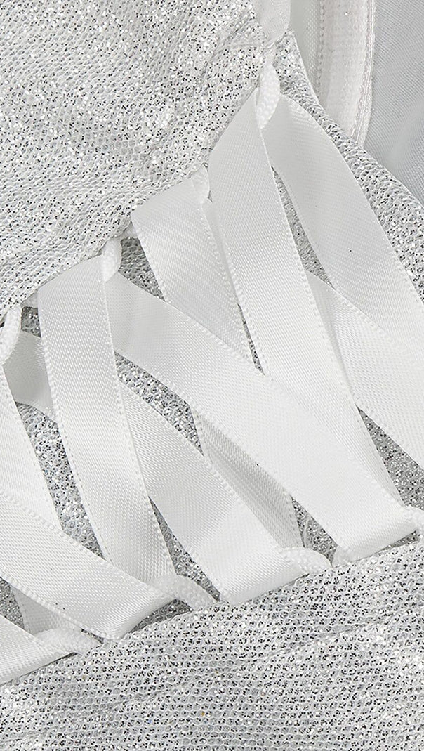 TRÄGERLOSES BRAUTKLEID MIT PUFFÄRMELN UND GLANZ