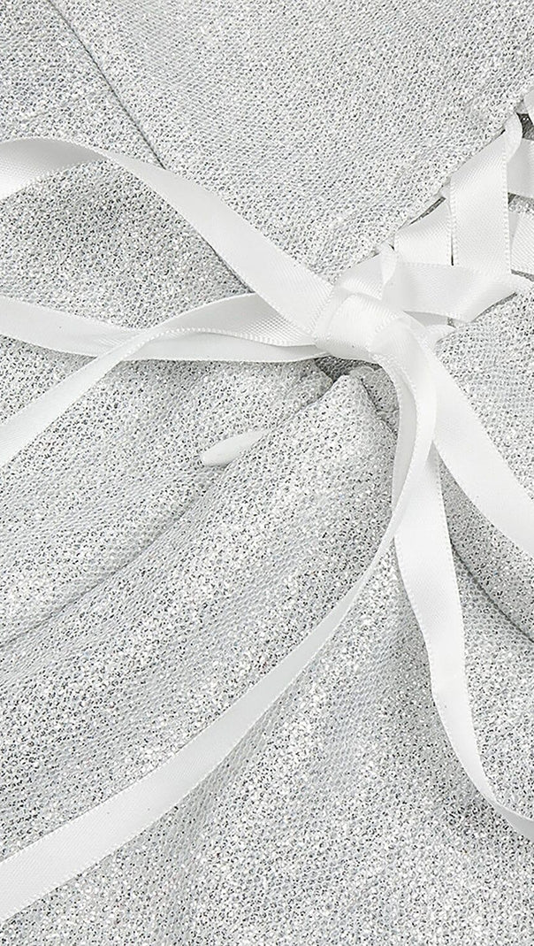 TRÄGERLOSES BRAUTKLEID MIT PUFFÄRMELN UND GLANZ