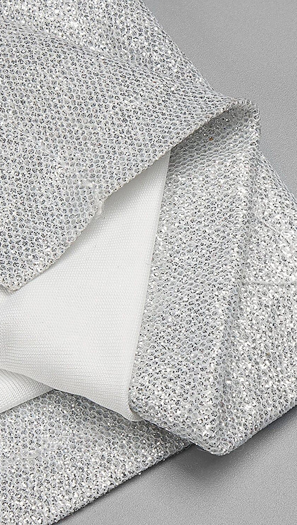 TRÄGERLOSES BRAUTKLEID MIT PUFFÄRMELN UND GLANZ