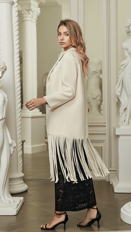 Esclarmonde – Wollmantel mit V-Ausschnitt und Fransen