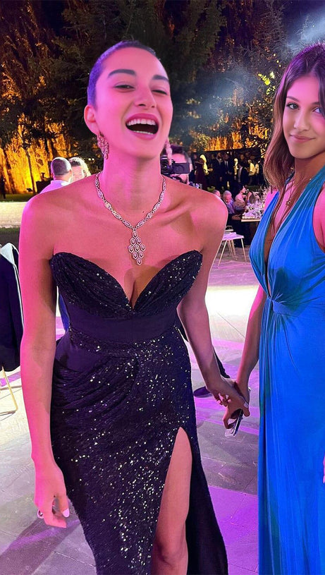 GLÄNZENDES TRÄGERLOSES TOP MIT PAILLETTEN UND GESPLITTETEN RÖCKEN