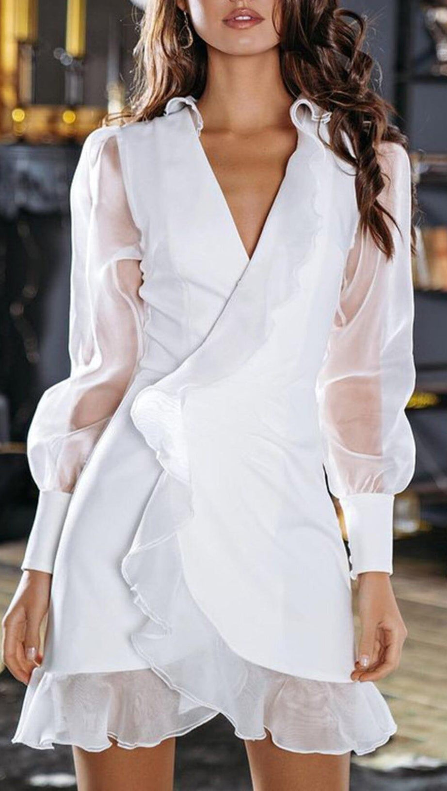 MINIKLEID AUS EINFACHEM NETZ MIT LANGEN ÄRMELN UND RÜSCHEN