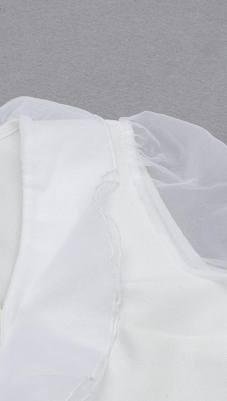 MINIKLEID AUS EINFACHEM NETZ MIT LANGEN ÄRMELN UND RÜSCHEN