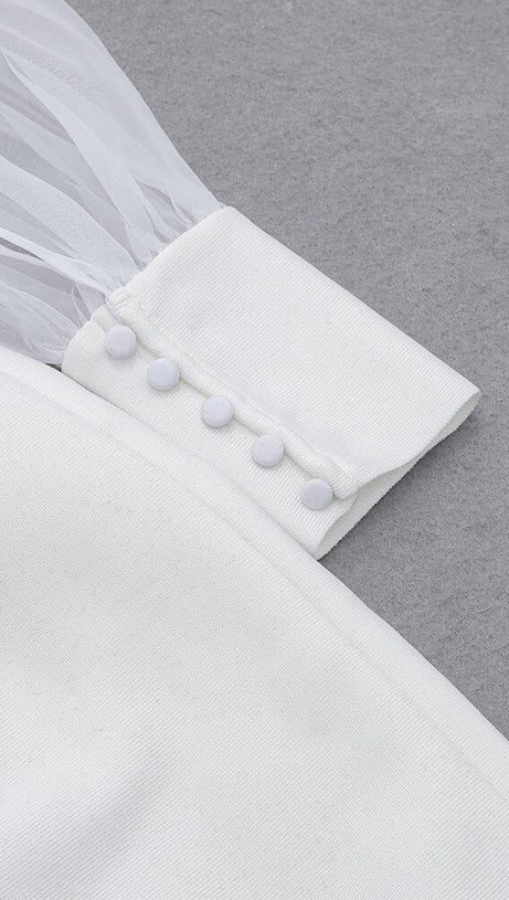 MINIKLEID AUS EINFACHEM NETZ MIT LANGEN ÄRMELN UND RÜSCHEN