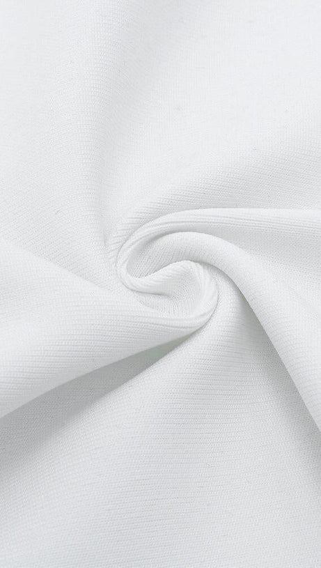 MINIKLEID AUS EINFACHEM NETZ MIT LANGEN ÄRMELN UND RÜSCHEN