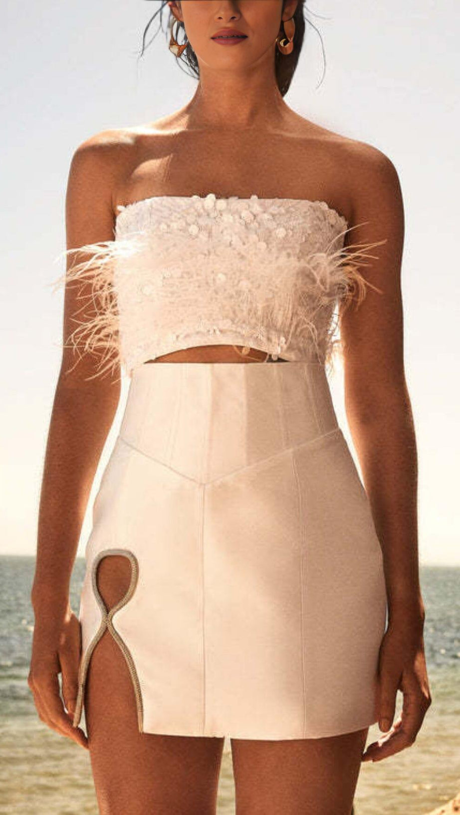 MINI ABITO BIANCO CON TAGLIO A PIUME