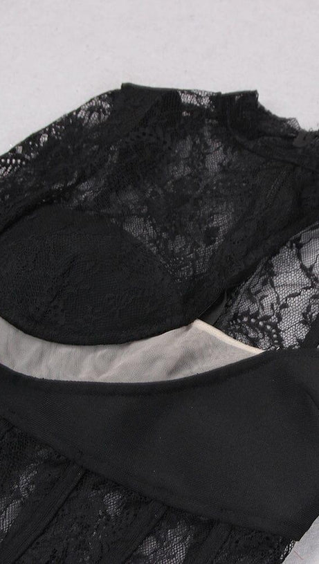 MIDIKLEID AUS SPITZE MIT EINER SCHULTER IN SCHWARZ