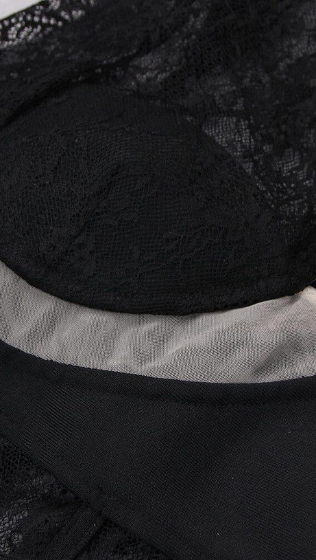 MIDIKLEID AUS SPITZE MIT EINER SCHULTER IN SCHWARZ