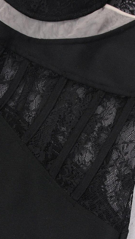 MIDIKLEID AUS SPITZE MIT EINER SCHULTER IN SCHWARZ