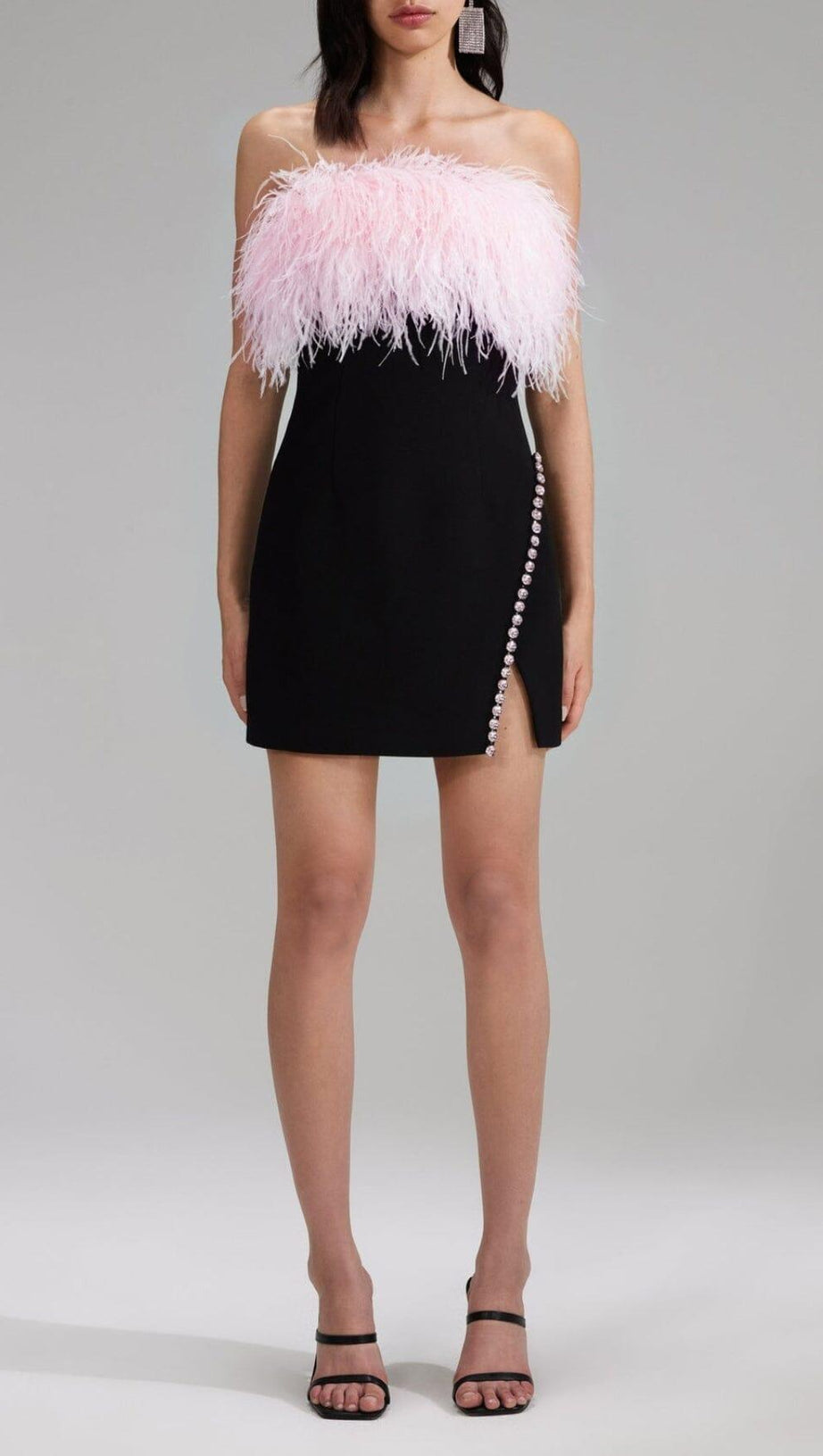 MINI ABITO CON BENDAGGIO, PIUME E CRISTALLI IN NERO