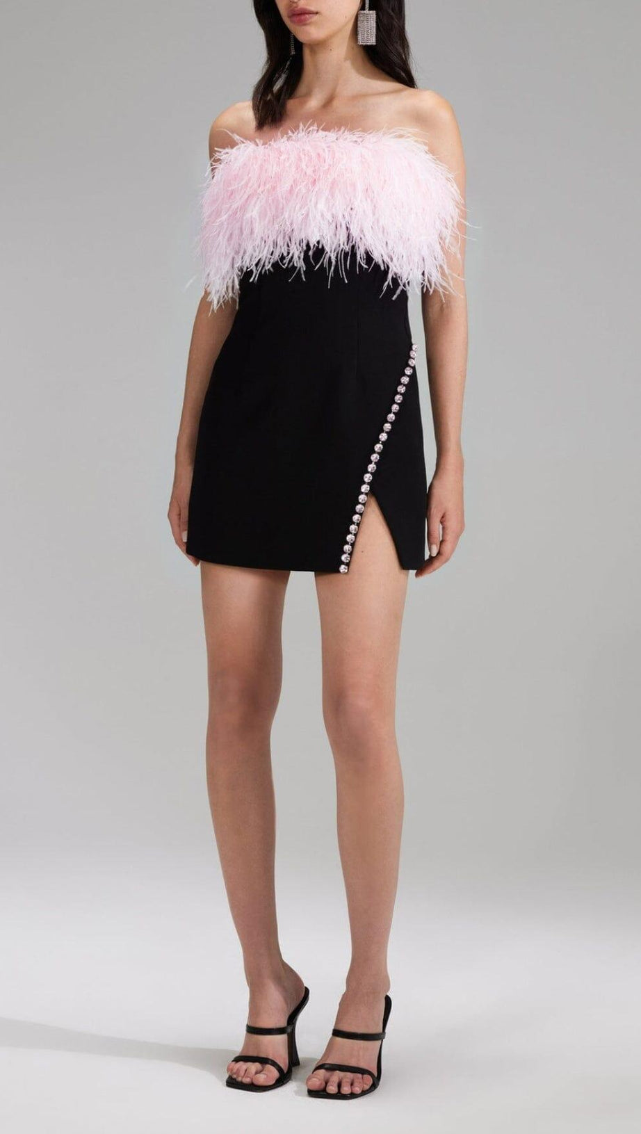 MINI ABITO CON BENDAGGIO, PIUME E CRISTALLI IN NERO
