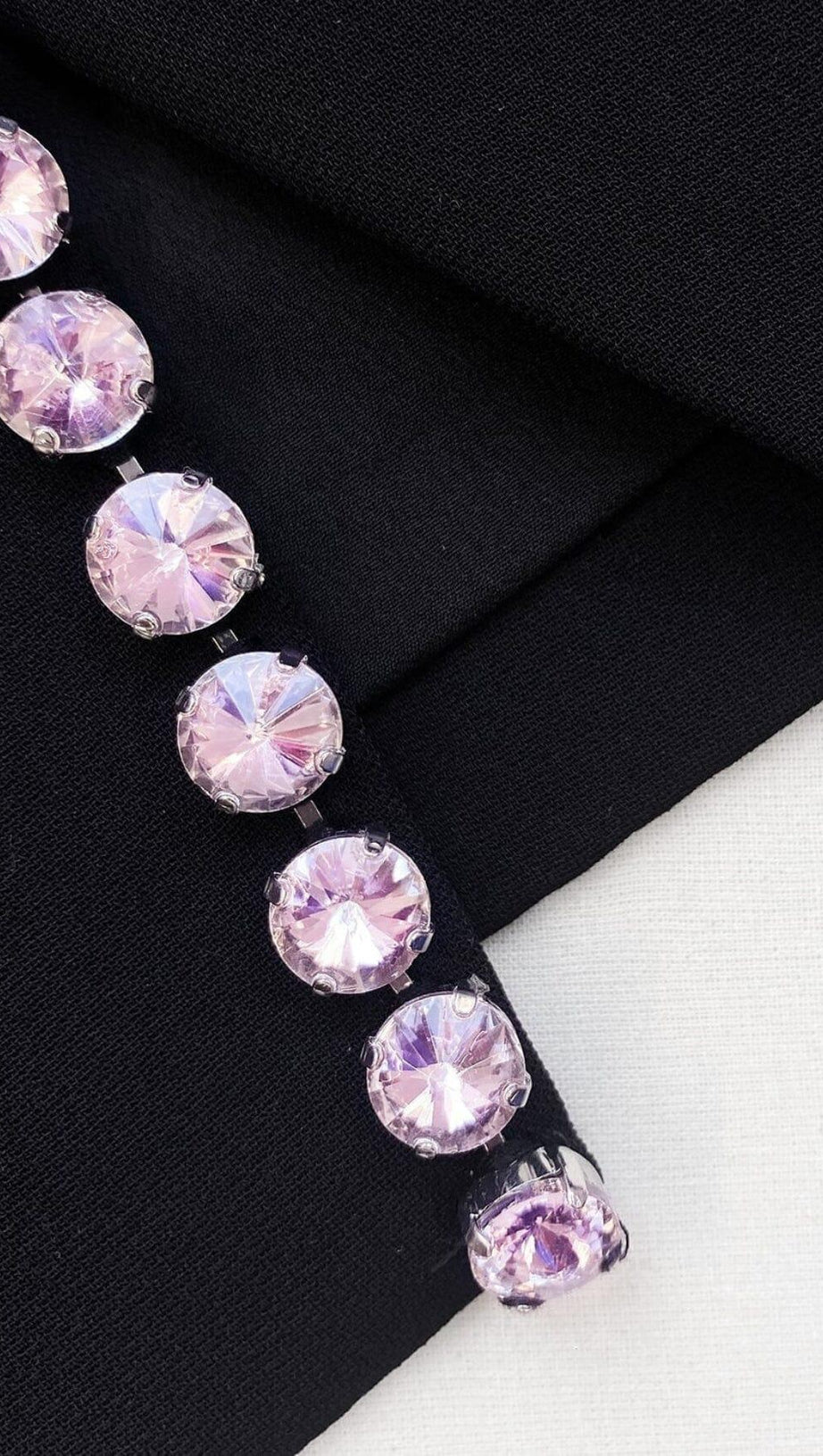 MINI ABITO CON BENDAGGIO, PIUME E CRISTALLI IN NERO