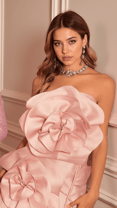 Anwen – Trägerloses Minikleid mit Blumenmuster in Blush