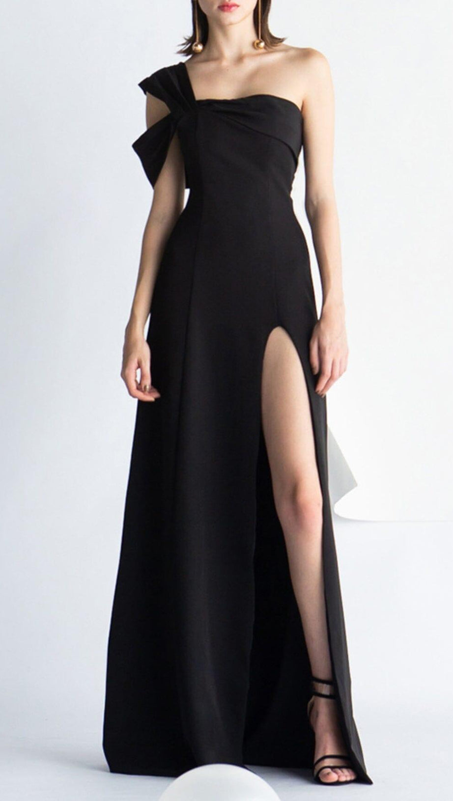 ONE-SHOULDER MOP DRESS IN BLACK