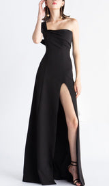 ONE-SHOULDER MOP DRESS IN BLACK