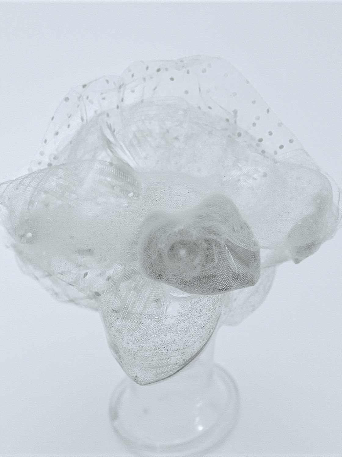 CAPPELLO DA COCKTAIL IN RETE DI PIUME VLAD BIANCO