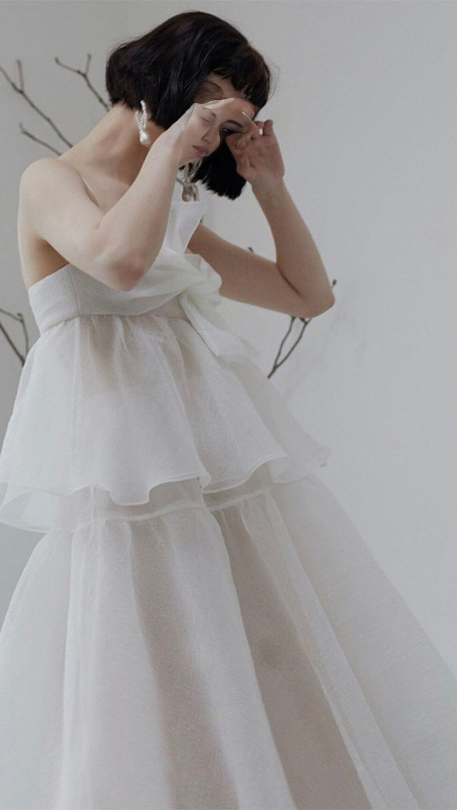 SUSPENDER BOW STRAPLESS SEERSUCKER DRESS IN WHITE