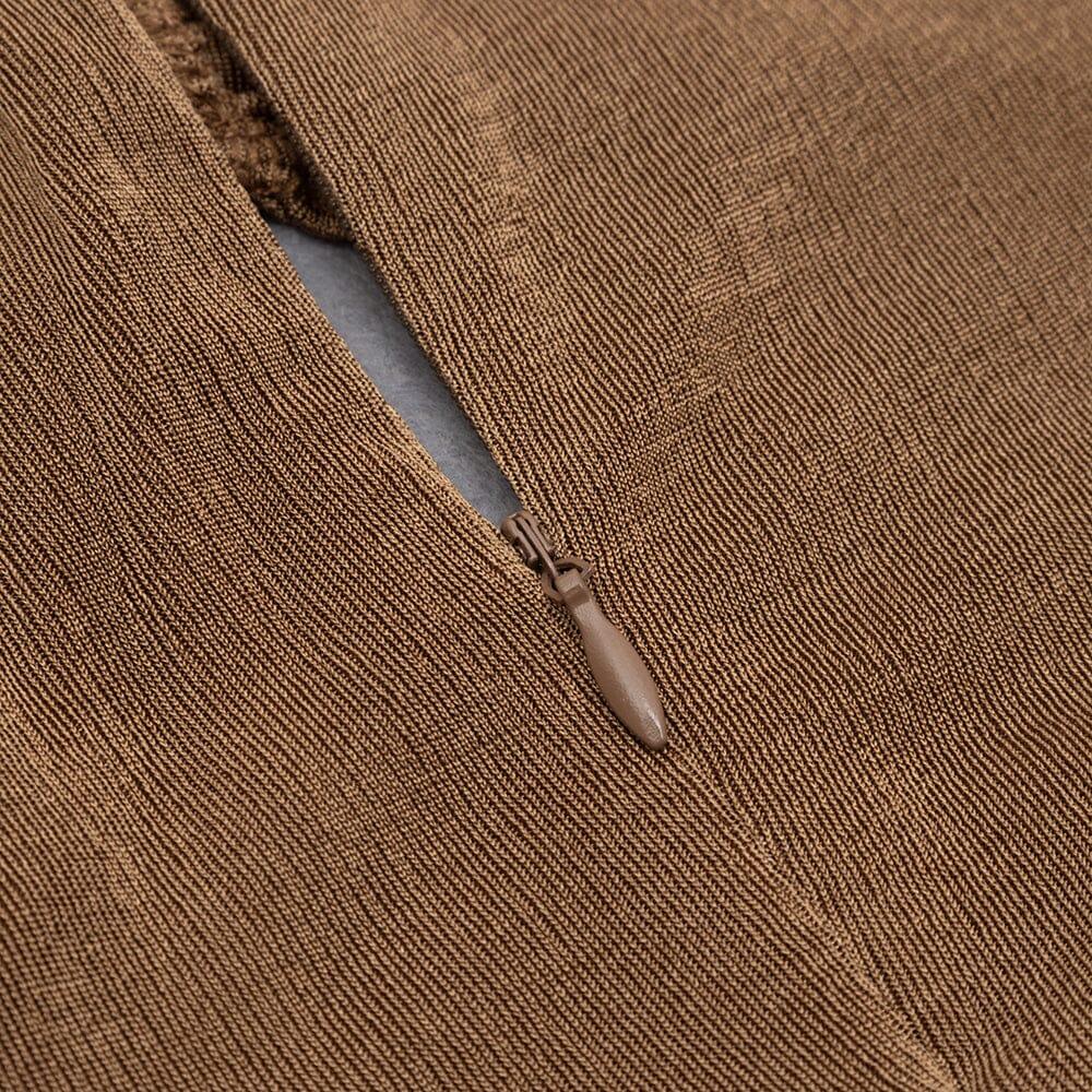 Karamellfarbenes Rollkragenkleid mit Hohlfalten
