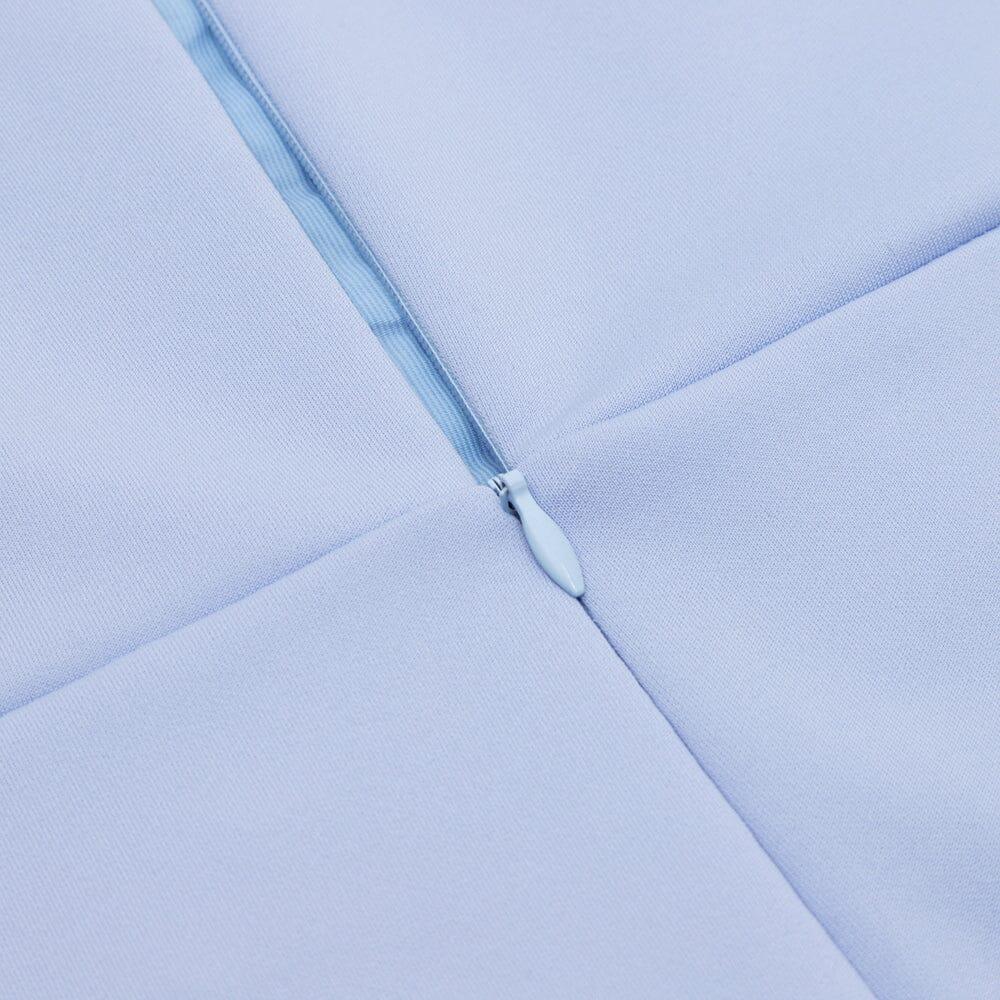ABITO AZZURRO CHIARO CON SCOLLO QUADRATO, MANICHE A SBUFFO E SPACCO LATERALE ALTO