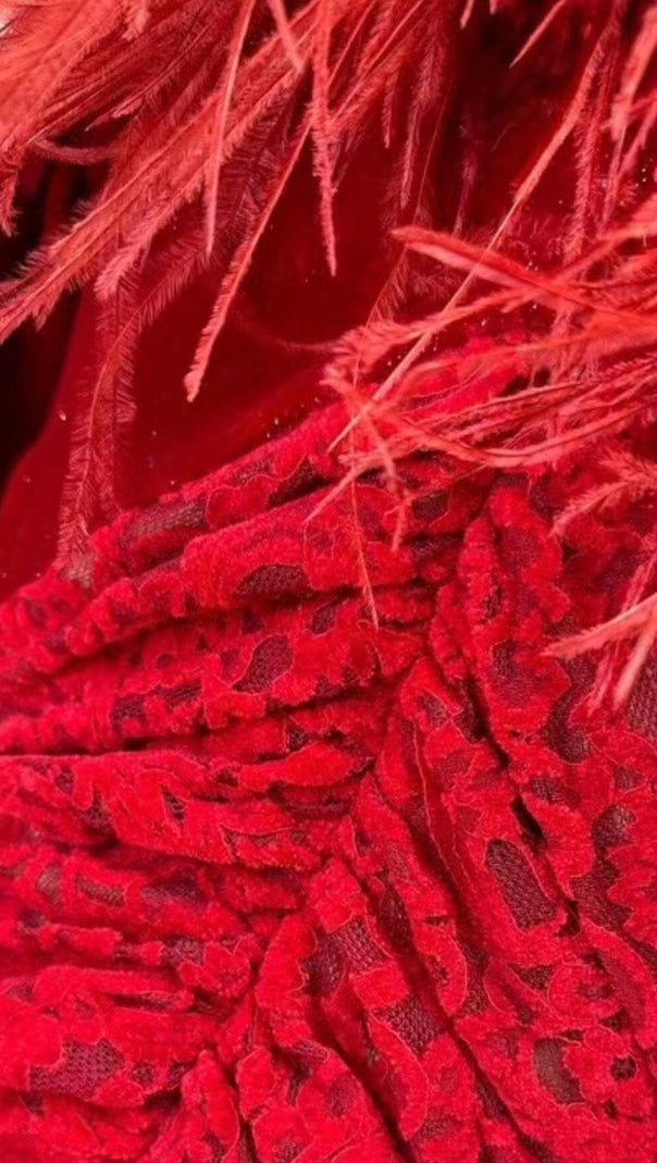 MINI ABITO IN VELLUTO ROSSO CON SPALLE SCOPERTE