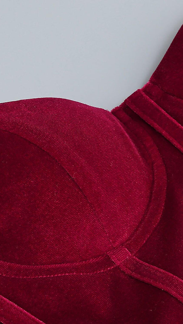 BURGUNDERROTES MAXIKLEID AUS SAMT MIT OFFENEN SCHULTERN UND SEITLICHEM SCHWANZSCHLITZ