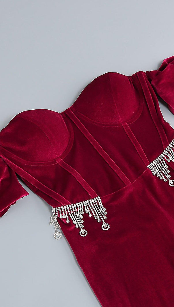 BURGUNDERROTES MAXIKLEID AUS SAMT MIT OFFENEN SCHULTERN UND SEITLICHEM SCHWANZSCHLITZ
