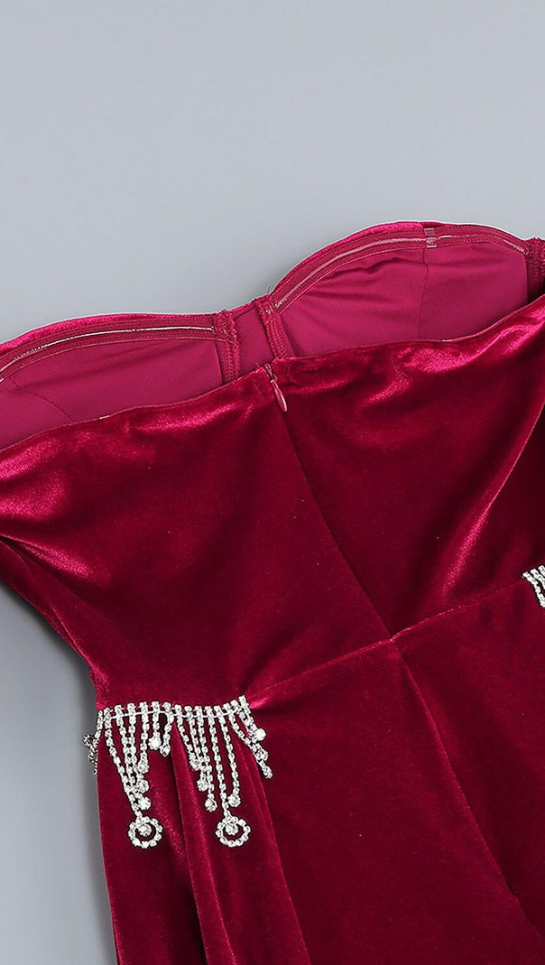 BURGUNDERROTES MAXIKLEID AUS SAMT MIT OFFENEN SCHULTERN UND SEITLICHEM SCHWANZSCHLITZ