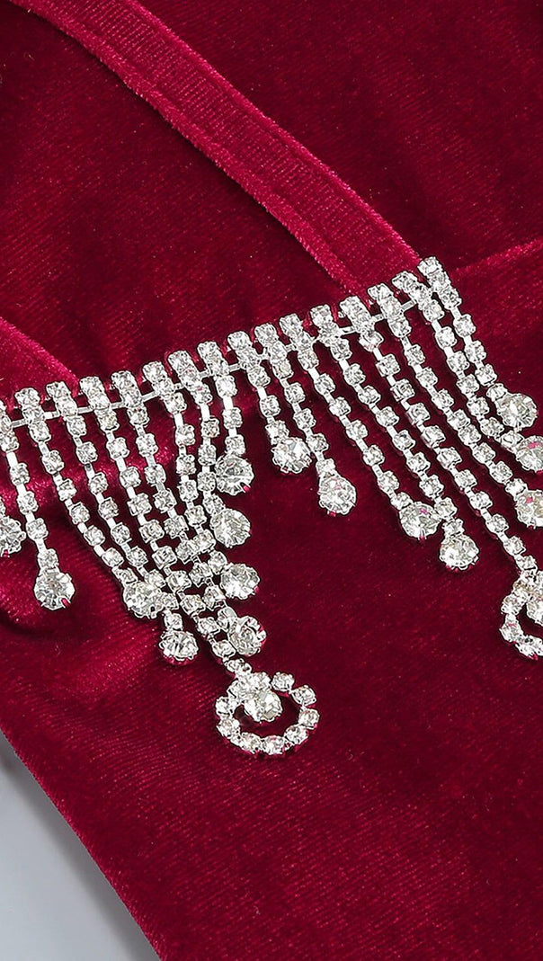 BURGUNDERROTES MAXIKLEID AUS SAMT MIT OFFENEN SCHULTERN UND SEITLICHEM SCHWANZSCHLITZ