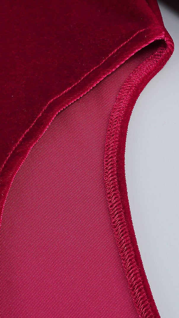 BURGUNDERROTES MAXIKLEID AUS SAMT MIT OFFENEN SCHULTERN UND SEITLICHEM SCHWANZSCHLITZ