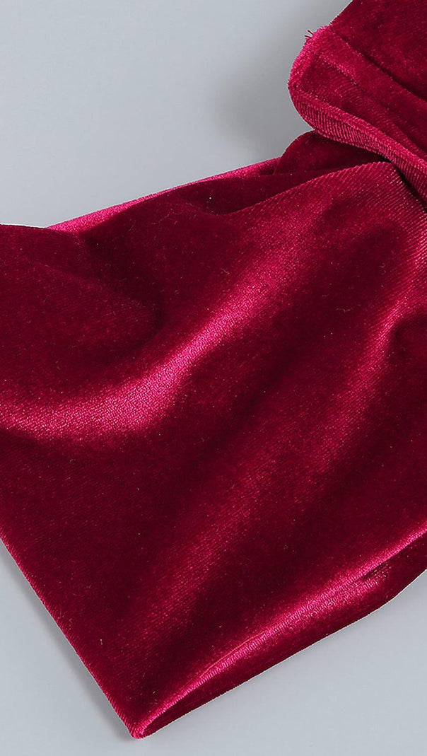BURGUNDERROTES MAXIKLEID AUS SAMT MIT OFFENEN SCHULTERN UND SEITLICHEM SCHWANZSCHLITZ