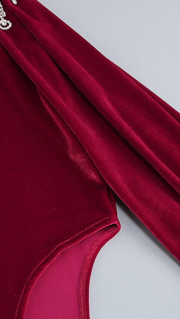 BURGUNDERROTES MAXIKLEID AUS SAMT MIT OFFENEN SCHULTERN UND SEITLICHEM SCHWANZSCHLITZ