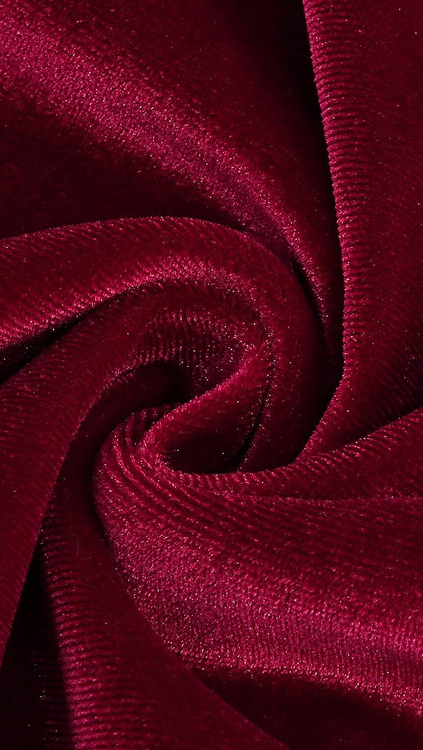 BURGUNDERROTES MAXIKLEID AUS SAMT MIT OFFENEN SCHULTERN UND SEITLICHEM SCHWANZSCHLITZ