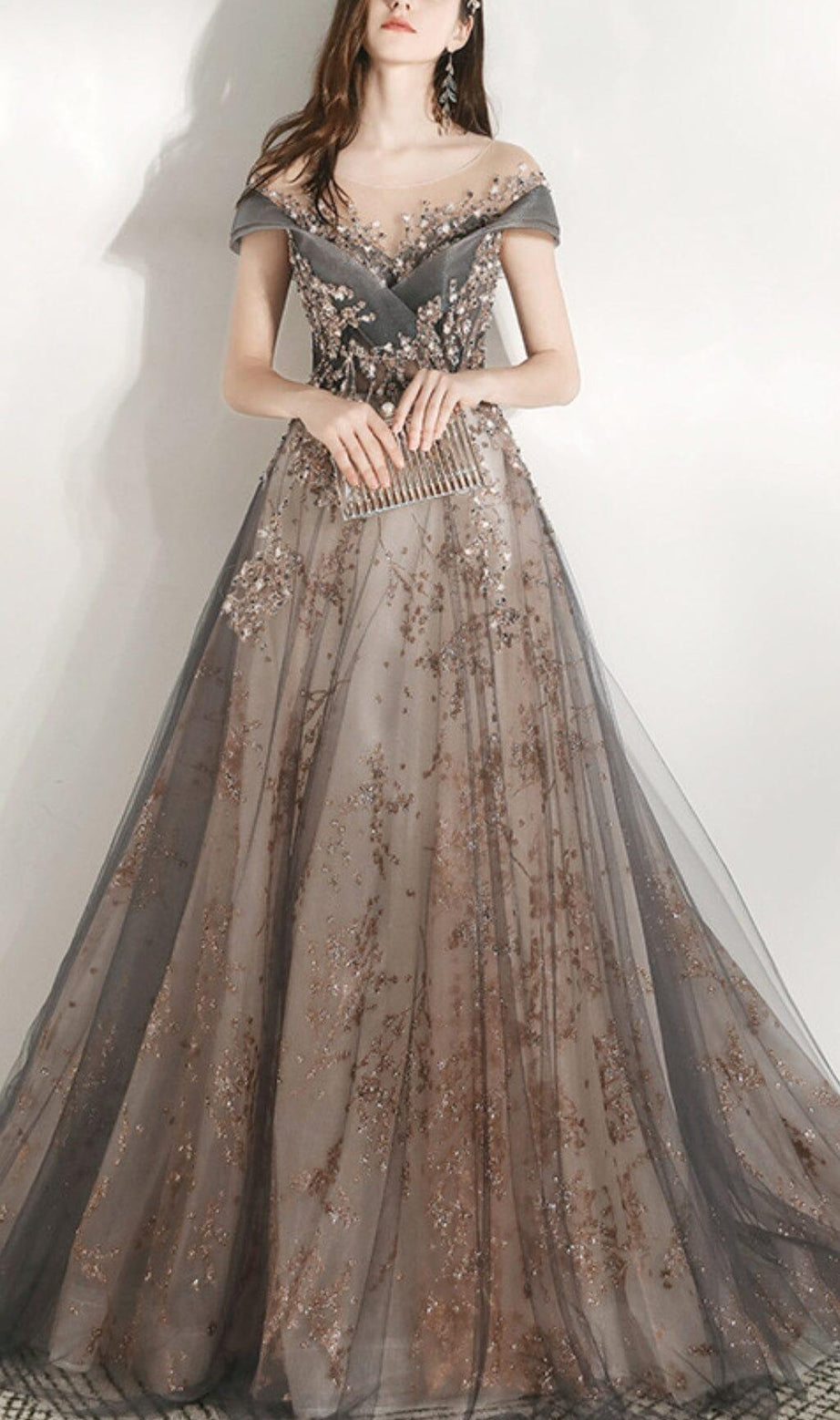 GRAUES MESH-COURT-MAXIKLEID MIT SCHWEREM STRASS