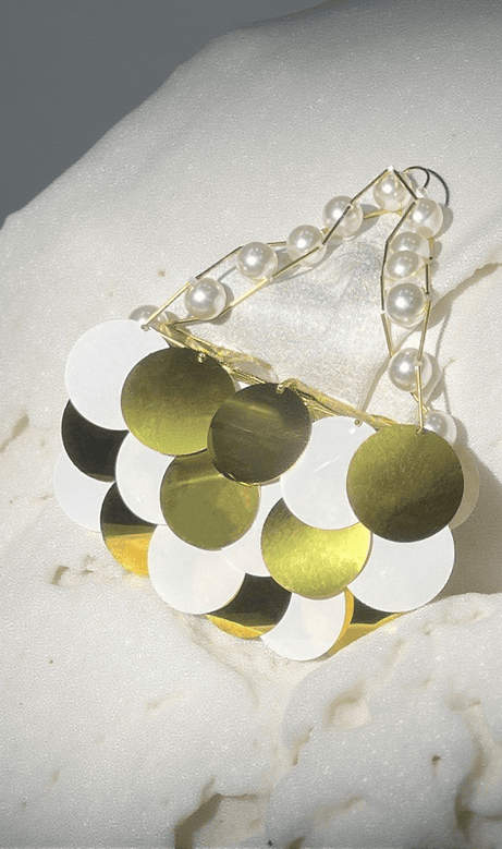 Kuru Circle Embellished Pearl Chain Clutch