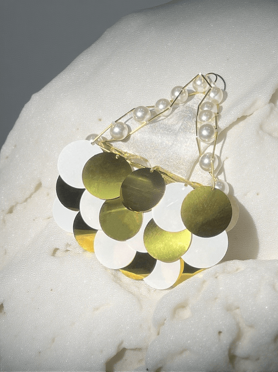 Kuru – Clutch mit Perlenkette und Kreisverzierung