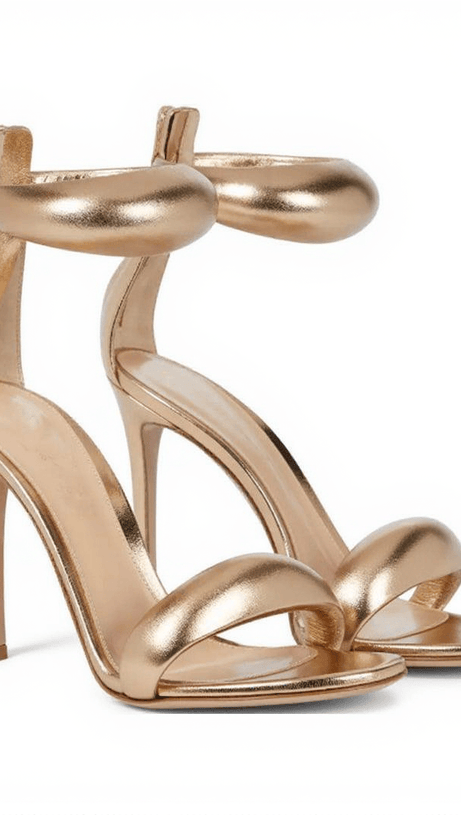 Aleena Goldfarbene Sandalen mit Knöchelriemen